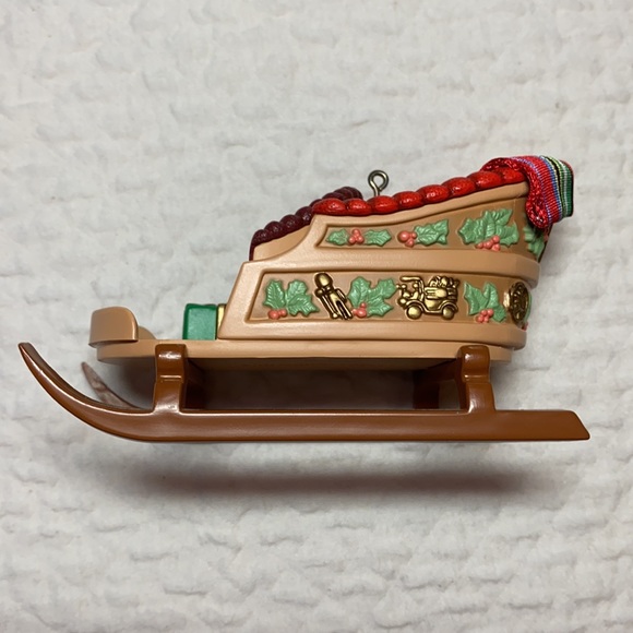 Vintage 1988 “Sleighful of Dreams” Hallmark Ornament Collector’s Club w/ Box - Picture 3 of 13